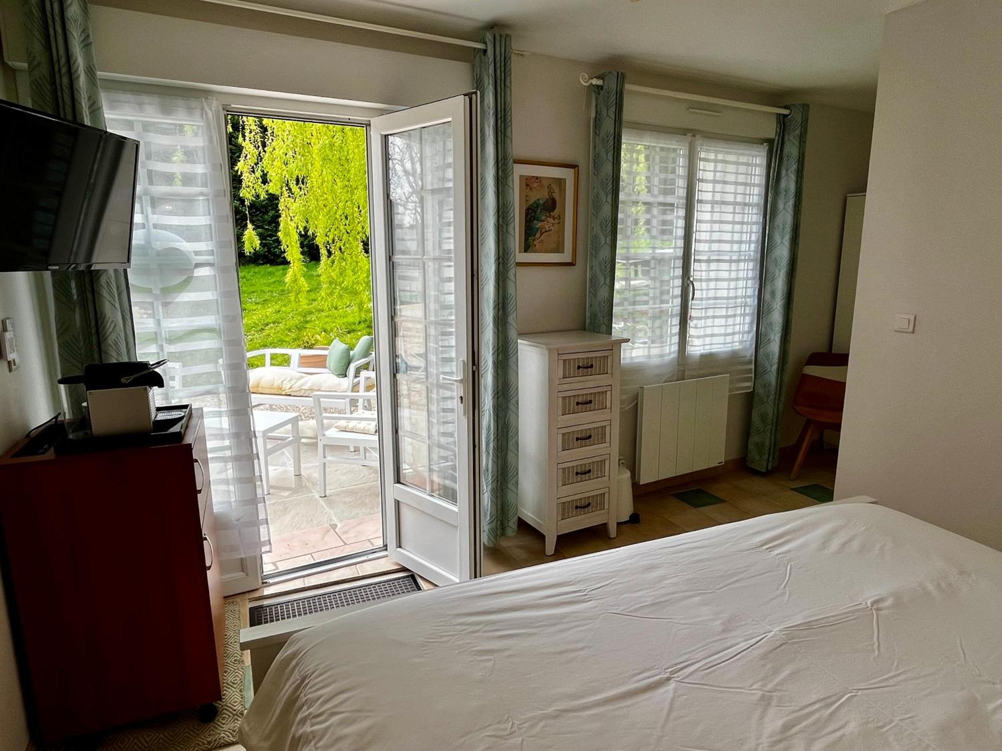 Sans Souci Bed And Breakfast Luxe Heated Pool And Restaurant Luzille Ngoại thất bức ảnh